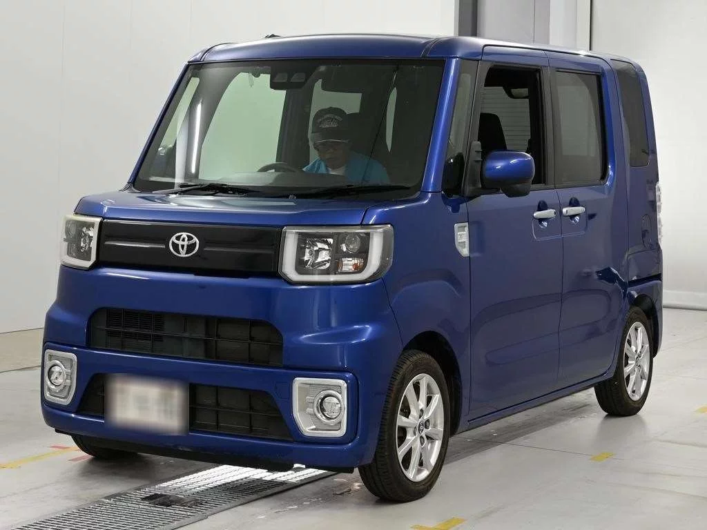Toyota Pixis Mega LA700A 2019